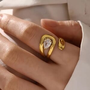 Elegant Gold Ring with Crystal Accent